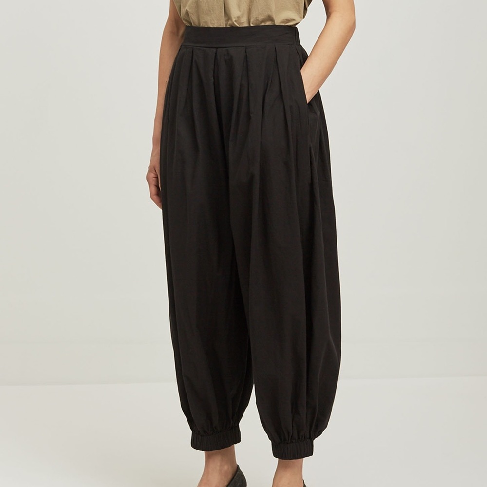 Black Crane Akari Pleated Pants